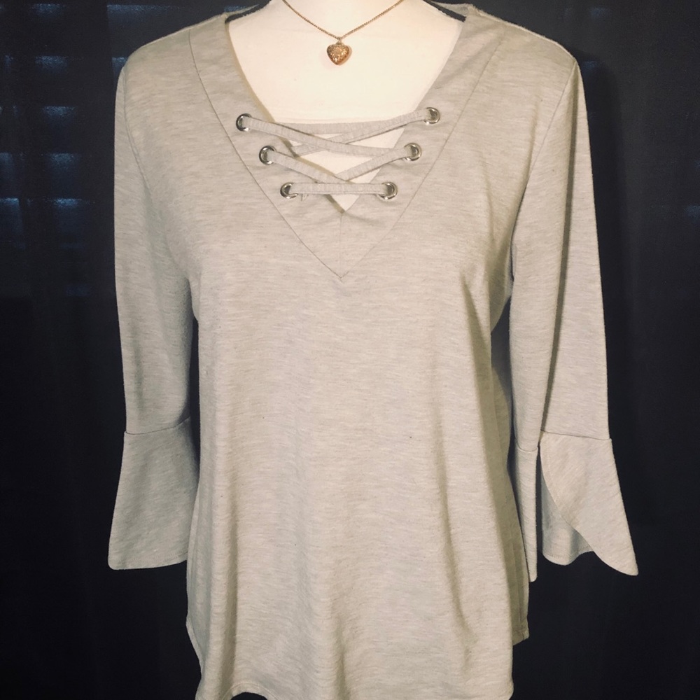 ❌ SOLD❌Gray 3/4 Bell Sleeved Top